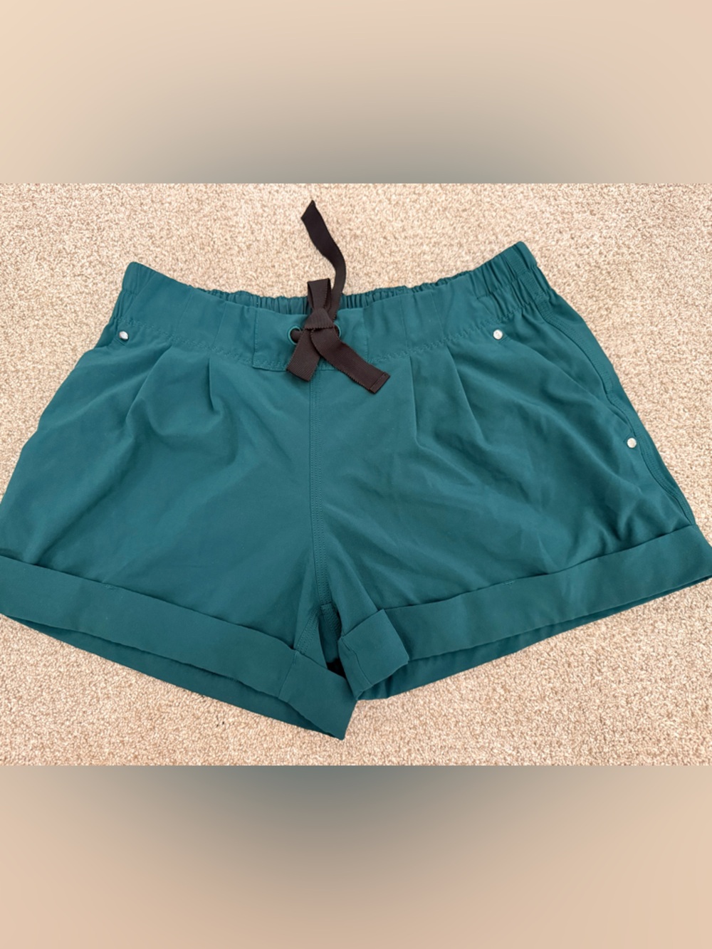 Lululemon Sz 8 cuffed shorts